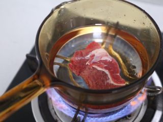 牛肉粉丝汤,牛肉冷水下锅，焯水后捞出