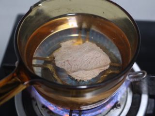 牛肉粉丝汤,将焯水后的牛肉放入锅中，注入足量水