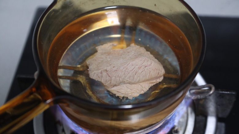 牛肉粉丝汤,将焯水后的牛肉放入锅中，注入足量水
