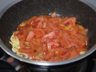 牛肉粉丝汤,接着下番茄