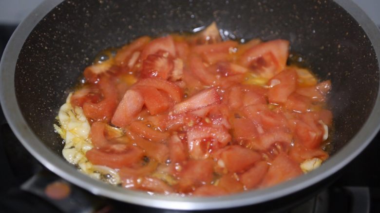 牛肉粉丝汤,接着下番茄