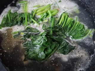 上汤菠菜,水开后放入菠菜