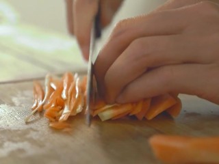 越南春卷,萝卜切丝