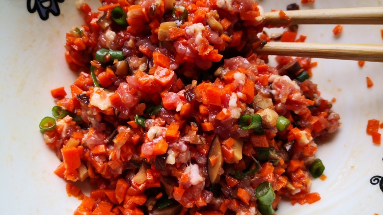 香菇鲜肉馄饨,用筷子搅拌均匀