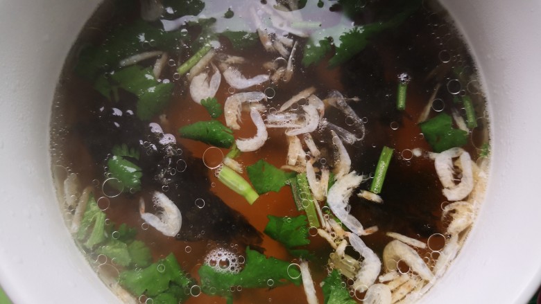 香菇鲜肉馄饨,大碗里放开水，馄饨汤就做好了