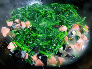 上汤菠菜,菠菜切成大段放入汤中烧开放入盐和味精调味均匀即可出锅享用