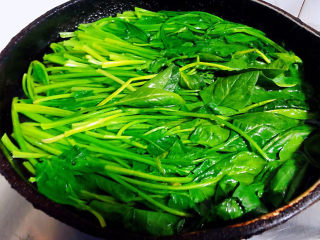 上汤菠菜,锅中烧开水放入菠菜同时放入一点点油和盐焯水，菠菜刚刚变色即可焯水时间不宜过长