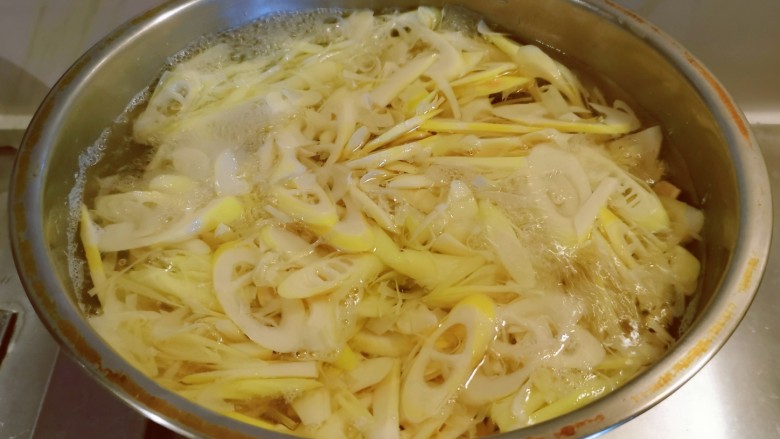 清炒春笋,约煮2–3分钟。