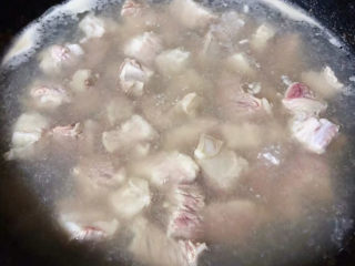牛肉粉丝汤,锅中烧开水放入牛肉块同时倒入料酒焯水去除多余的油脂和杂质后立即放入冷水中过凉