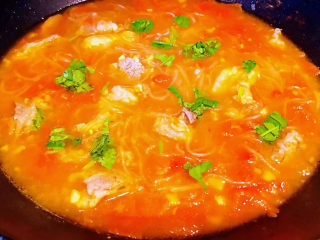 牛肉粉丝汤,汤汁烧开放入盐和味精调味均匀最后撒上香菜提鲜即可出锅享用