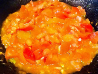 牛肉粉丝汤,炒至西红柿浓浓的汤汁