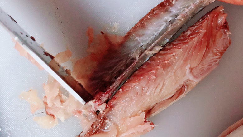 茼蒿鱼丸汤,剔除鲅鱼鱼骨，将鱼蓉用刀刮下来。