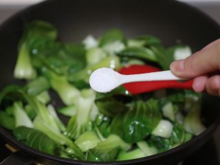 清炒油菜,再加入适量盐，让油菜快熟