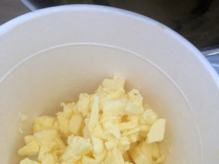 布里欧修皇冠吐司,一个程序十几分钟结束后，放入软化的黄油继续打面。