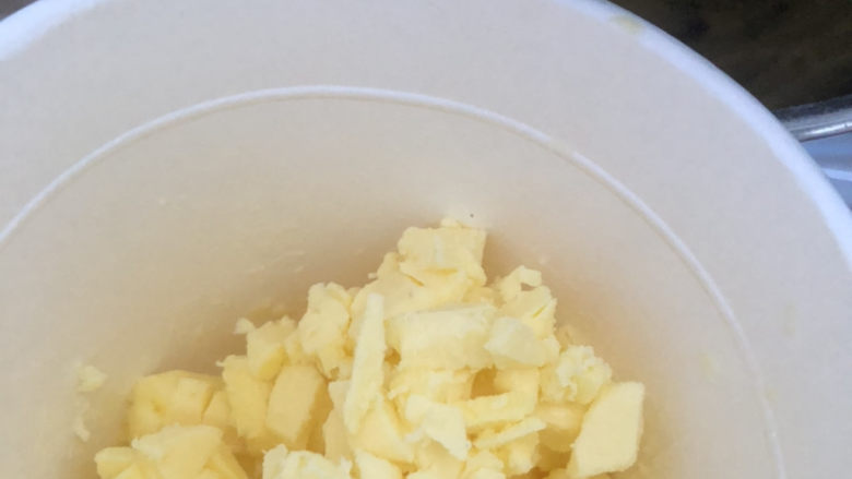 布里欧修皇冠吐司,一个程序十几分钟结束后，放入软化的黄油继续打面。