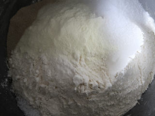 布里欧修皇冠吐司,接着放入除黄油外的粉类材料，酵母、细盐和糖要间隔放置。