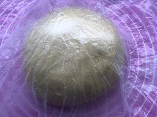 布里欧修皇冠吐司,滚圆面团后盖保鲜膜进行第一次发酵。