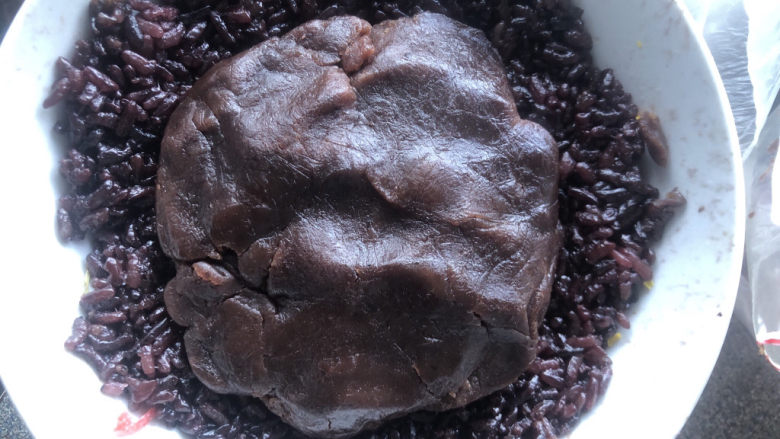 紫米芋泥八宝饭,中间填上豆沙馅的。