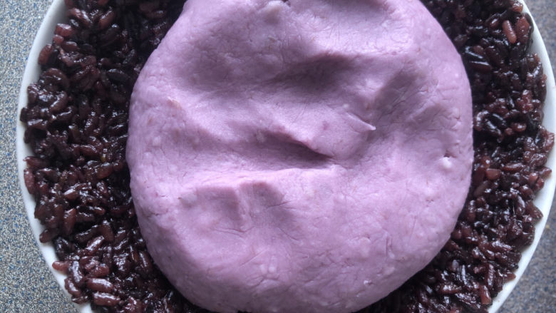 紫米芋泥八宝饭,居中放上拌好的紫薯芋泥。