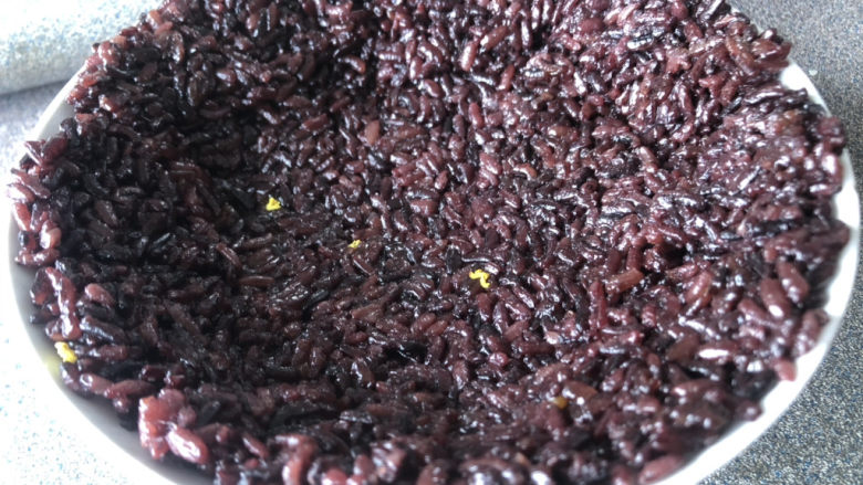紫米芋泥八宝饭,糯米饭不需要铺太厚，薄薄的一层就好。