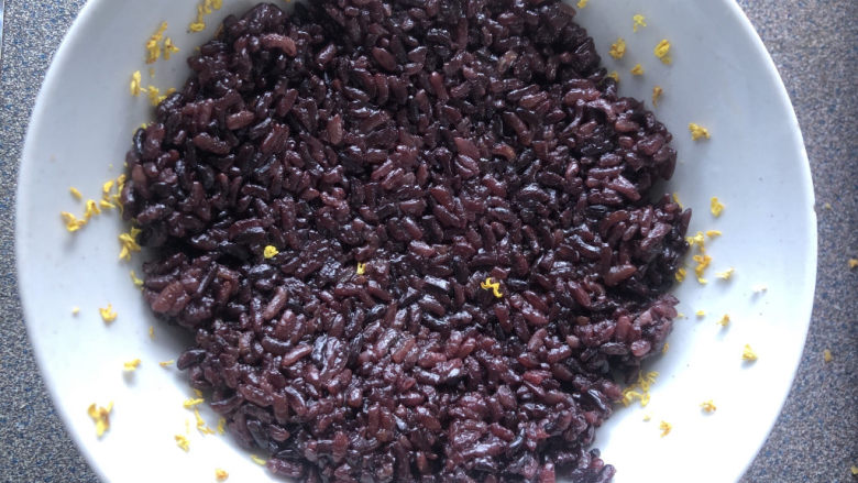紫米芋泥八宝饭,轻轻填在碗底，按压紧。