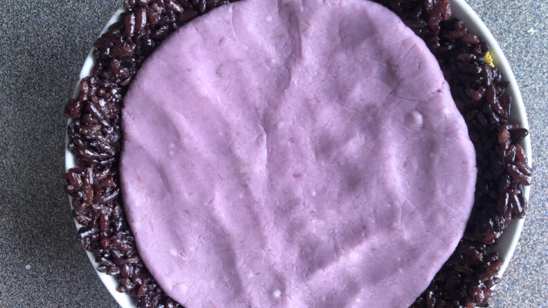 紫米芋泥八宝饭,把紫薯芋泥馅按压平。
