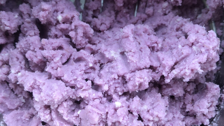 紫米芋泥八宝饭,碾压成泥状。