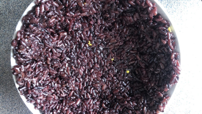 紫米芋泥八宝饭,在碗的内壁布满一层糯米饭。
