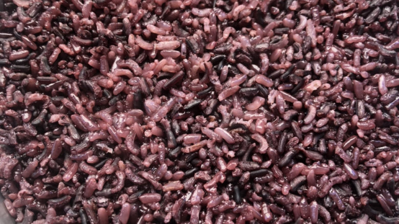 紫米芋泥八宝饭,米饭不要蒸太烂了。
