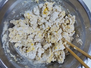 全麦大列巴（无油少糖，低卡减脂）,用筷子搅拌至絮状