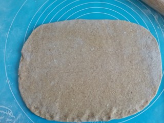 全麦大列巴（无油少糖，低卡减脂）,发酵好后，取出来稍微排下气，改成一个大薄饼，