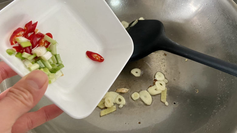 上汤菠菜➕白毛浮绿水，红掌拨清波,下小米辣葱白，小火煸香