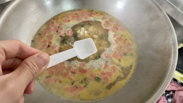 上汤菠菜➕白毛浮绿水，红掌拨清波,尝下咸淡，如果觉得淡可以补充少许食盐