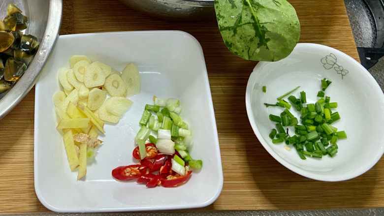 上汤菠菜➕白毛浮绿水，红掌拨清波,蒜切片，小米辣斜刀切圈，小葱分葱白葱叶分别切末