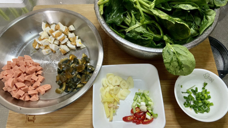 上汤菠菜➕白毛浮绿水，红掌拨清波,全部食材准备好