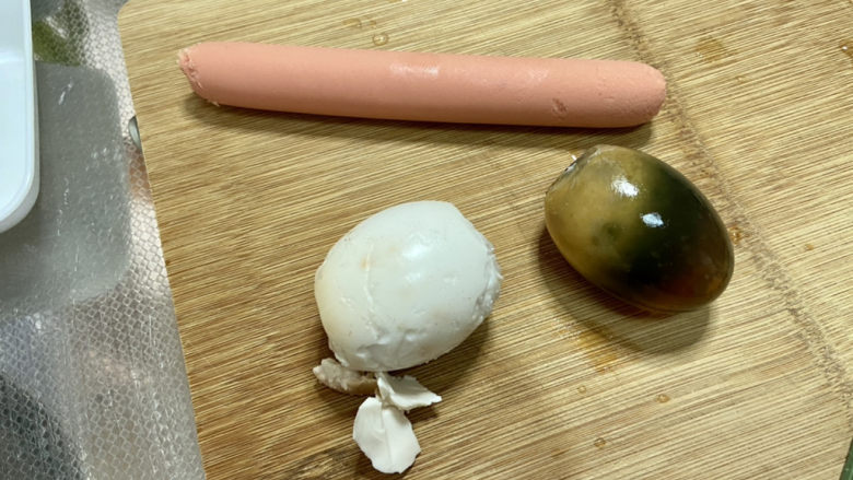 上汤菠菜➕白毛浮绿水，红掌拨清波,火腿肠去包装，皮蛋咸鸭蛋剥壳
