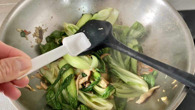 清炒油菜➕虾皮香菇炒油菜,尝下咸淡，如果觉得淡，可以根据个人口味添加少许盐，翻炒均匀出锅