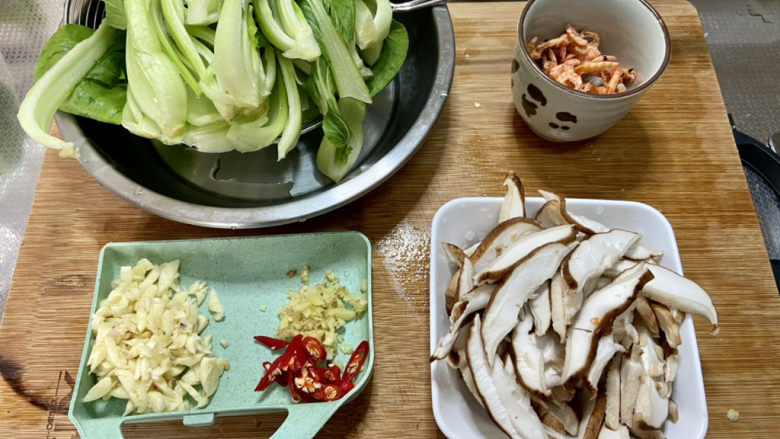 清炒油菜➕虾皮香菇炒油菜,全部食材准备好