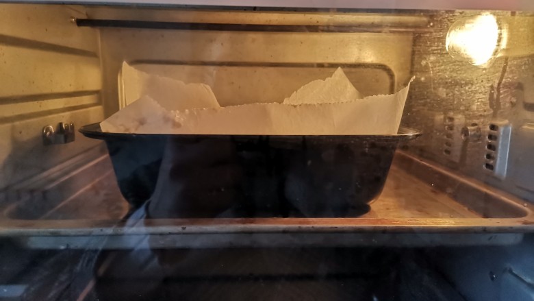 全麦香蕉燕麦麦芬蛋糕（无油无糖，低卡减脂）,送入预热好的烤箱上下火，180度烤30分钟