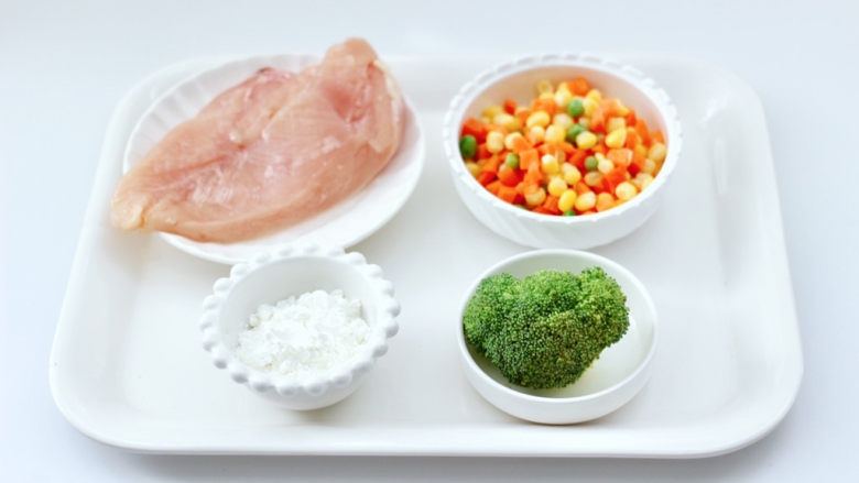 低脂低卡又好吃的鸡肉时蔬饼,首先备齐所有的食材。