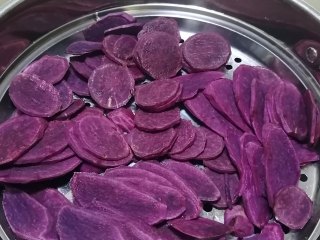 爆浆紫薯水晶饼,切薄片，上锅蒸15分钟