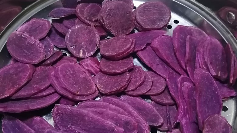 爆浆紫薯水晶饼,切薄片，上锅蒸15分钟