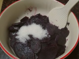 爆浆紫薯水晶饼,捣成紫薯泥，趁热加入白砂糖