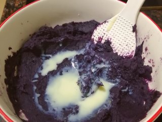 爆浆紫薯水晶饼,加入炼乳
