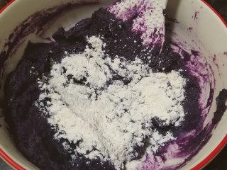 爆浆紫薯水晶饼,加入熟糯米粉，搅拌均匀