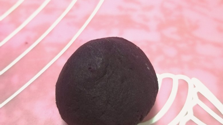 爆浆紫薯水晶饼,取大约20克的紫薯泥滚圆