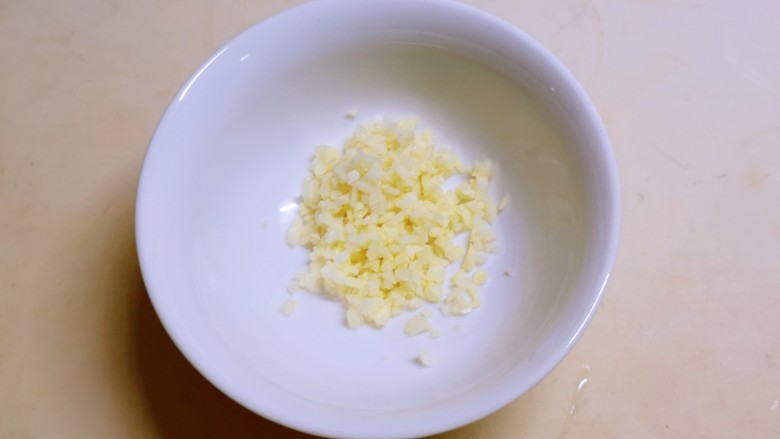 菠菜花生米,蒜切碎放入小碗里。