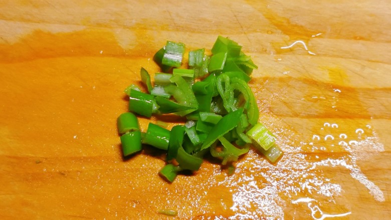 红烧魔芋,葱绿切碎。
