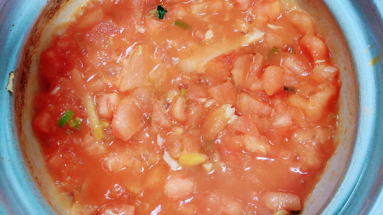 牛肉粉丝汤,将西红柿熬煮五分钟。