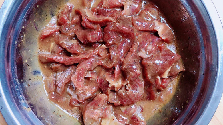 牛肉粉丝汤,牛柳拌匀，腌制30分钟。